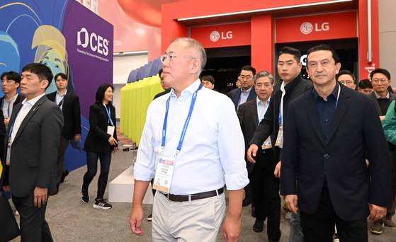 정의선 현대차그룹 회장과 호세 무뇨스 현대자동차 대표가 6일(현지시간) 미국 네바다주 라스베이거스 LVCC에서 열린 세계 최대 가전·정보기술(IT) 전시회 'CES 2026'를 둘러보고 있다. 뉴스1