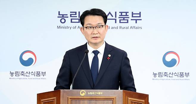 김종구 농림축산식품부 차관이 8일 세종시 정부세종청사에서 농협중앙회.농협재단 특별감사 중간 결과를 발표하고 있다. 특별감사에 변호사 등 외부감사위원 6명과 농식품부 9명, 농업정책보험금융원을 비롯한 4개 공공기관 11명 등 총 26명이 참여하여 진행했다고 밝혔다. 뉴스1