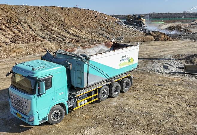 수도권 생활폐기물 직매립 금지가 시행된 지난 2일 오전 인천 서구 수도권매립지 3-1 매립장이 비교적 한산한 모습을 보이고 있다. 임형택 기자