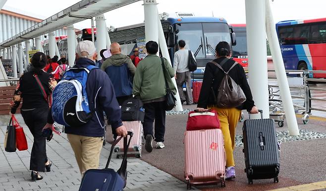 인천 연수구 인천항 국제여객터미널을 통해 입국한 중국인 단체관광객들이 관광버스로 이동하고 있다. 사진=연합뉴스