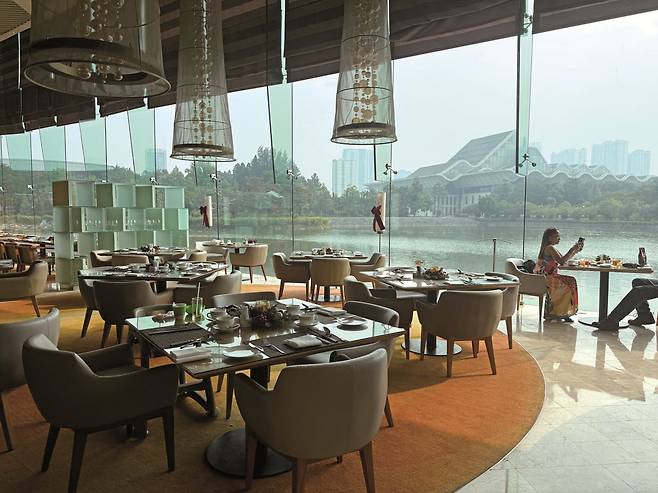 너른 연못을 바라보며 여유로이 조식을 즐길 수 있는 JW카페