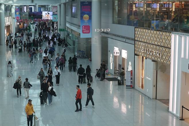 인천국제공항 제1여객터미널 내 면세구역에서 여행객들이 이동 및 쇼핑을 하고 있다. 사진=연합뉴스