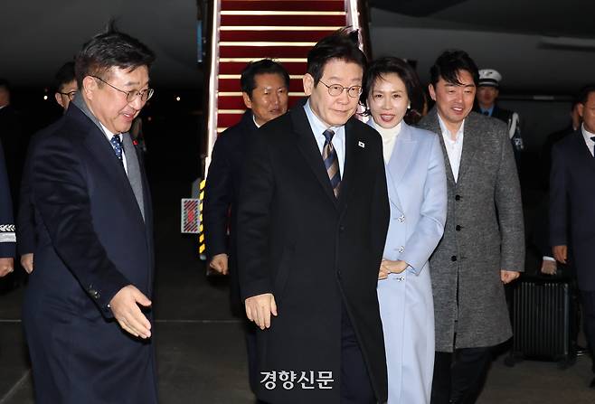 중국 순방을 마친 이재명 대통령과 김혜경 여사가 지난 7일 경기도 성남시 서울공항에 도착해 이동하고 있다. 김창길 기자