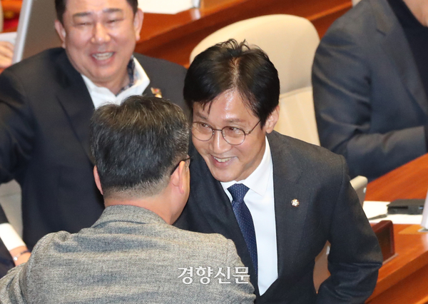 신영대 더불어민주당 의원이 국회 본회의장에서 소속 의원들과 환하게 웃으며 악수하고 있다. 박민규 선임기자