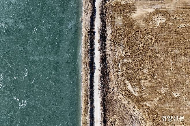 8일 인천 강화군 분오리저수지가 얼어 있다. 강화 l 문재원 기자