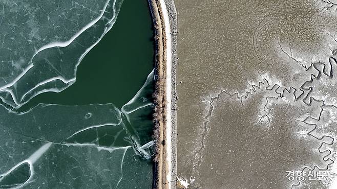 8일 인천 강화군 저수지(왼쪽)와 갯벌이 얼어 있다. 강화 l 문재원 기자