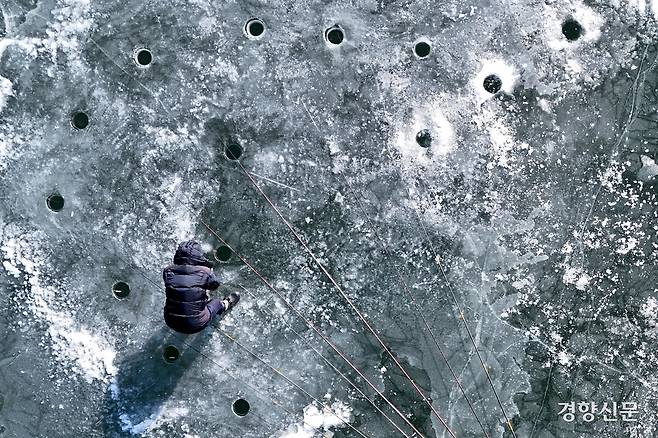 8일 인천 강화군 분오리저수지에서 한 시민이 얼음낚시를 하고 있다. 강화 l 문재원 기자