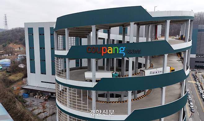 지난해 11월 새벽 근무 중이던 50대  노동자가 쓰려져 숨진 경기 광주시 쿠팡 경기광주 5물류센터에서 트럭들이 물류센터를 오르고 있다. 권도현 기자