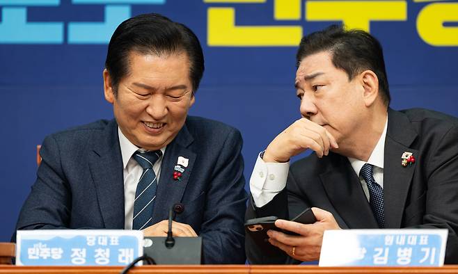 Jung Chung-rae, leader of the Democratic Party, and Kim Byung-kee, then the party’s floor leader, talk during a Supreme Council meeting at the National Assembly in Yeouido, Seoul, on Dec. 15, 2025, before issues involving Kim became public. [NEWS1]