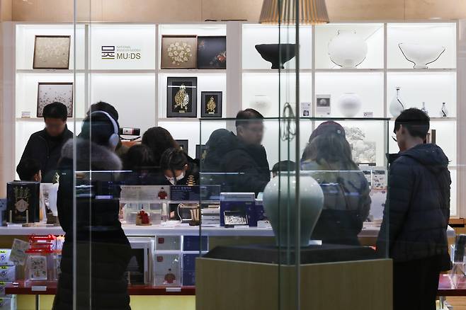 People look at goods at the merchandise shop at the National Museum of Korea in Yongsan District, central Seoul, on Dec. 30, 2025. [YONHAP]