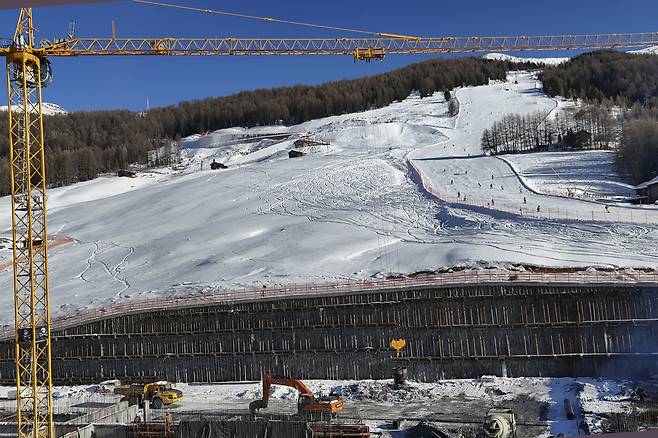 Construction work is seen at the Ski Area Mottolino, which will be called Livigno Snow Park, venue for Freestyle and Snowboarding disciplines, at the Milan-Cortina 2026 Winter Olympics in Livigno, Italy on Jan. 16. [AP/YONHAP]