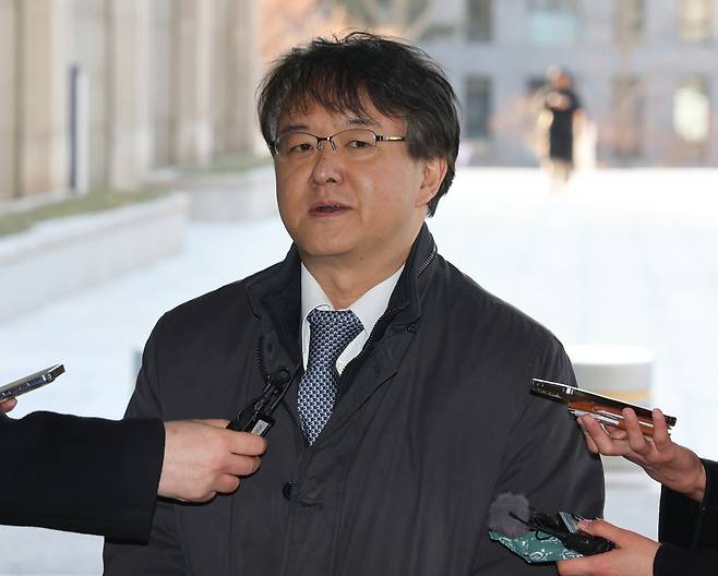 Kim Tae-hoon, the chief prosecutor of the Seoul Southern District Prosecutors’ Office and head of the joint prosecution-police investigative team probing the Unification Church and Shincheonji Church, speaks to reporters outside of the Seoul High Prosecutors’ Office in Seocho District, southern Seoul, on Jan. 8. [YONHAP]