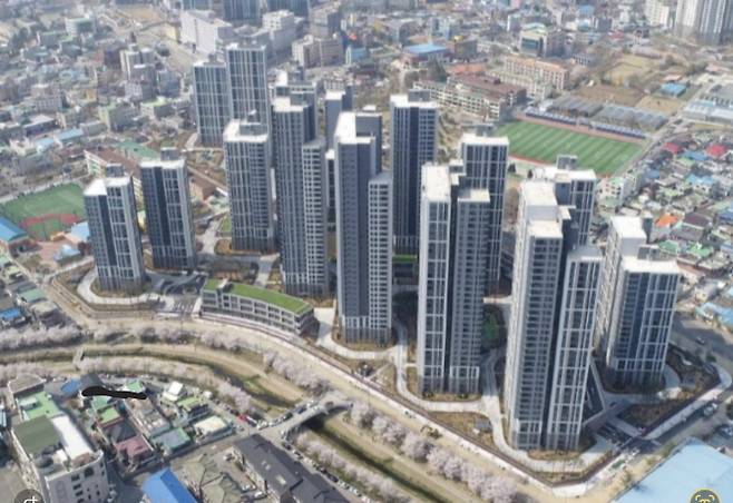 공중에서 본 ‘e편한세상 천안역’ 아파트. 2023년 4월 입주를 시작했으나 총 1579세대 중 200여 세대만 입주한 상태다.&nbsp;