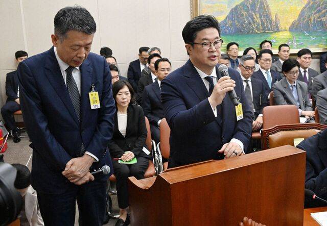 김병주(오른쪽) MBK파트너스 회장이 지난해 10월 14일 서울 여의도 국회에서 열린 정무위원회 국정감사에서 의원 질의에 답하고 있다. 왼쪽은 김광일 MBK 부회장 겸 홈플러스 공동대표. 이병주 기자