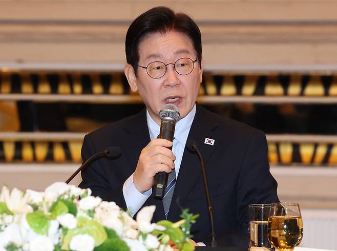 중국을 국빈방문 중인 이재명 대통령이 7일 상하이의 한 호텔에서 열린 순방 기자단 오찬 간담회에서 취재진 질문에 답하고 있다. 2026.1.7 / 사진=연합뉴스