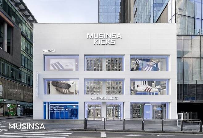무신사는 오는 9일 서울 마포구에 첫 번째 신발 전문 오프라인 편집숍 ‘무신사 킥스(MUSINSA KICKS)’를 공식 오픈한다고 8일 밝혔다. [무신사 제공]