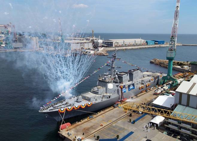 HD현대중공업이 건조해 17일 진수한 8200톤급 최첨단 이지스구축함(KDX-III Batch-II) 2번함인 ‘다산정약용함’ /사진=뉴스1