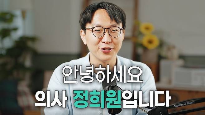‘저속노화’ 트렌드를 이끈 정희원 저속노화연구소 대표와 전 연구원 A씨가 성 착취 및 갑질 여부를 두고 진실 공방을 벌이고 있는 가운데, 두 사람이 2년 동 나눈 메신저 대화록이 공개됐다. /사진=정희원의 저속노화 유튜브 캡처