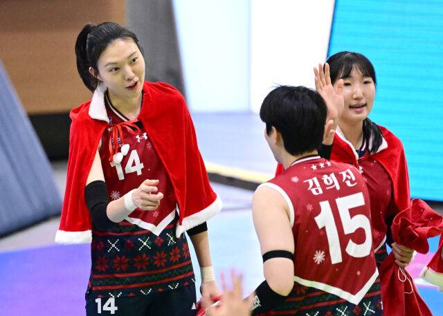 양효진과 김희진이 경기 전 장난치고 있다 / 한국배구연명(KOVO)