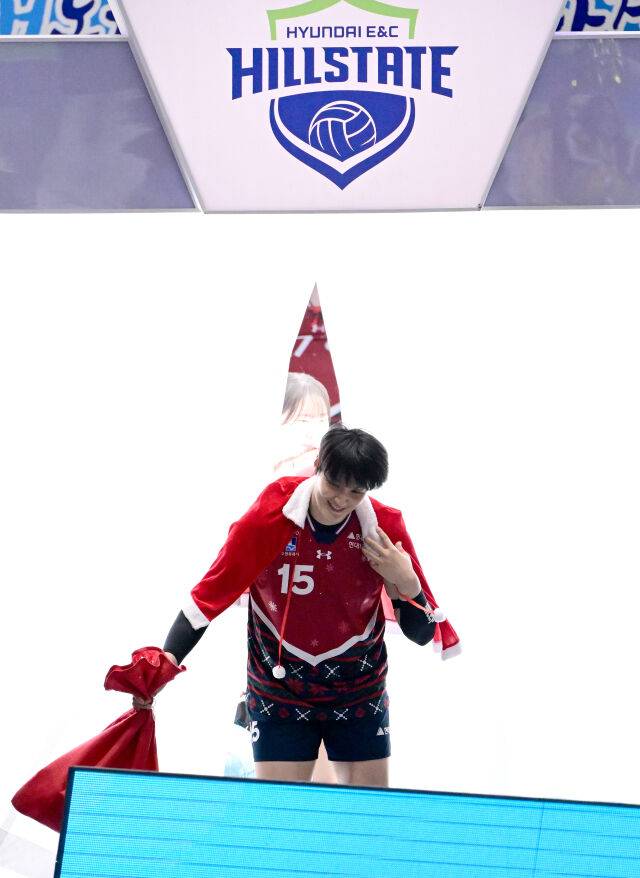 망토를 두른 김희진이 수줍게 입장하고 있다 / 한국배구연명(KOVO)