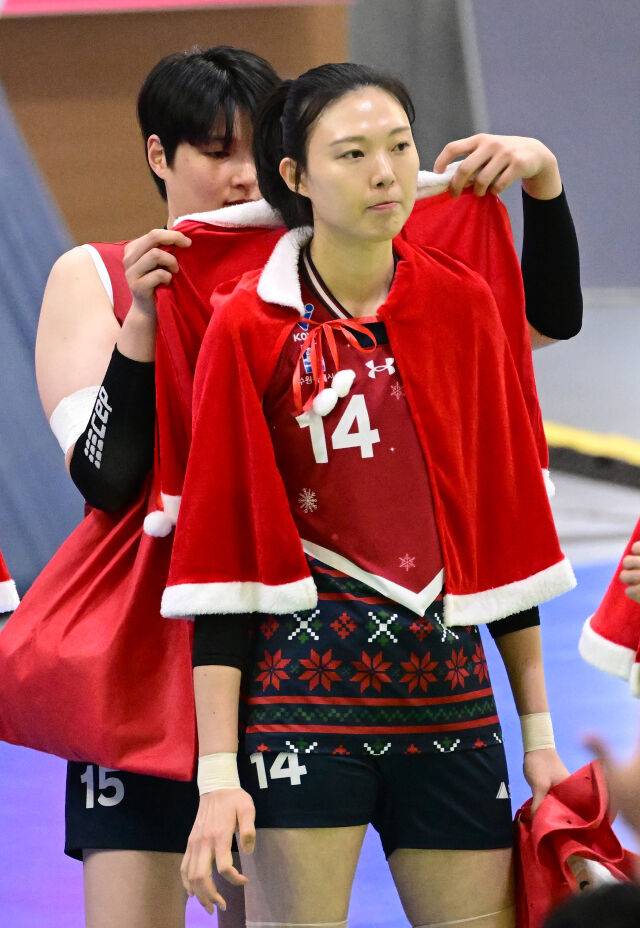 양효진과 김희진이 경기 전 장난치고 있다 / 한국배구연명(KOVO)