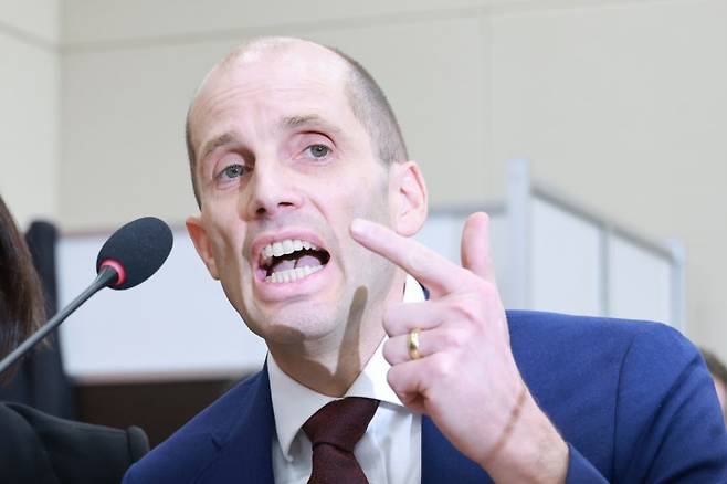 30일 국회에서 열린 쿠팡 침해사고 및 개인정보 유출, 불공정 거래, 노동환경 실태 파악과 재발 방지 대책 마련을 위한 청문회에서 해롤드 로저스 쿠팡 대표이사가 최민희 과학기술정보방송통신위원회 위원장의 동시통역기 착용 요구에 답변하고 있다. [연합]