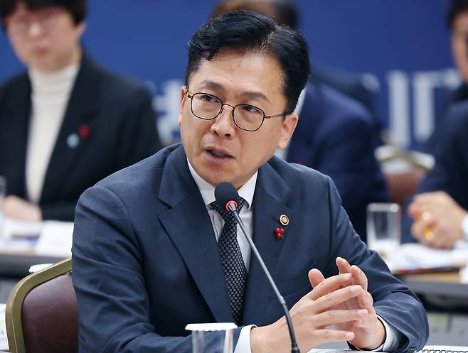 이병권 중소벤처기업부 제2차관이 17일 정부세종컨벤션센터에서 열린 산업부·중기부·지재처 업무보고에서 이재명 대통령 질문에 답하고 있다. [연합]