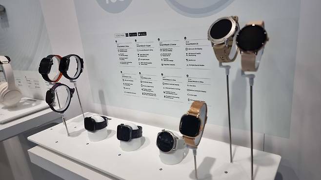 [라스베이거스=뉴시스]이지용 기자 = 중국의 전자업체 아오키(Aukey)의 스마트워치 진열 모습. 2026.01.06. photo@newsis.com *재판매 및 DB 금지