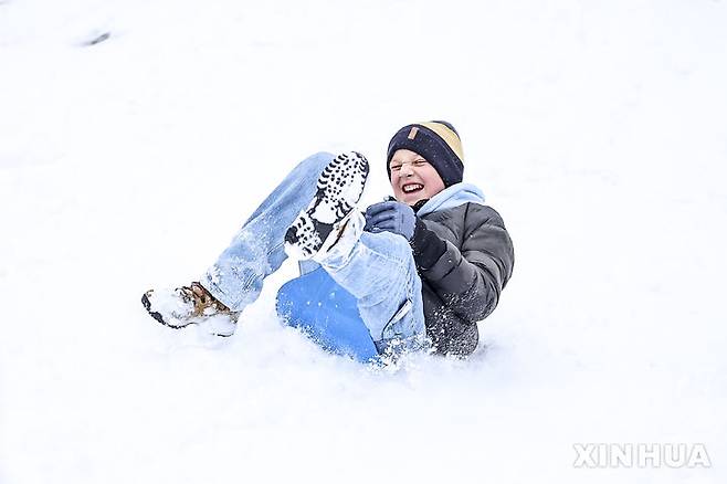 [부다페스트=신화/뉴시스] 7일(현지 시간) 헝가리 부다페스트에서 한 어린이가 눈썰매를 타고 있다. 2026.01.08.