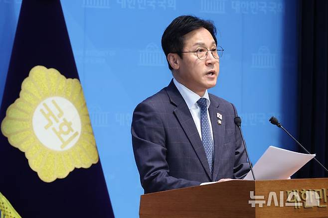 [서울=뉴시스] 김금보 기자 = 신영대 더불어민주당 의원이 지난 7일 오전 서울 여의도 국회 소통관에서 공직선거법 위반 혐의로 기소된 자신의 전직 선거사무장 강모씨에 대한 대법원 상고심 선고를 하루 앞두고 기자회견을 하고 있다. 강씨가 8일 대법원에서 공직선거법상 매수 및 이해유도 혐의로 징역형의 집행유예 확정 판결을 받으면서 신 의원은 의원직을 잃었다. 2026.01.07. kgb@newsis.com