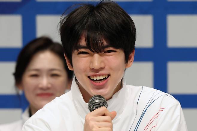 답변하는 차준환을 바라보며 미소 짓는 이수경 단장. 연합뉴스