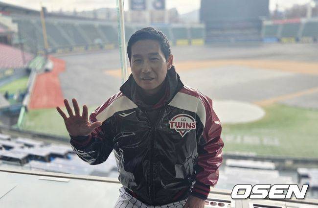 [OSEN=잠실, 한용섭 기자] 염경엽&nbsp;감독이 올해 우승 목표를 밝히며 LG 통산 5번째 우승을 의미하는 손가락 5개를 펼쳐보이고 있다. /orange@osen.co.kr