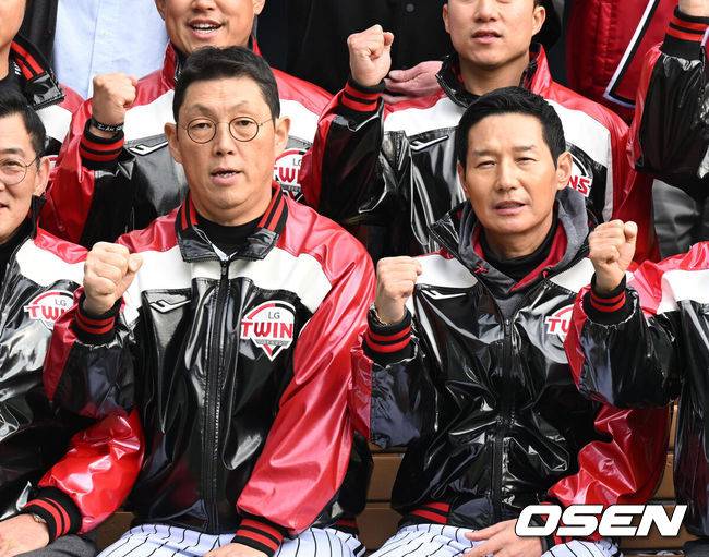 [OSEN=잠실, 이대선 기자] 6일 오후 서울 잠실야구장에서 LG 트윈스 2026년 선수단 신년인사회가 열렸다.LG 트윈스는 염경엽 감독이 이끄는 1군 코치진은 김정준 수석코치, 김용일 수석트레이너, 모창민-김재율 타격코치, 김광삼-장진용 투수코치, 김일경 수비코치, 정수성 작전코치, 송지만 주루 및 외야수비코치 등 기존 인원이 대부분 유임됐으며 2026시즌 2연패 도전을 함께할 코칭스태프 구성을 완료했다.LG 김정준 수석코치, 염경엽 감독이 기념촬영을 하고 있다. 2026.01.06 /sunday@osen.co.kr