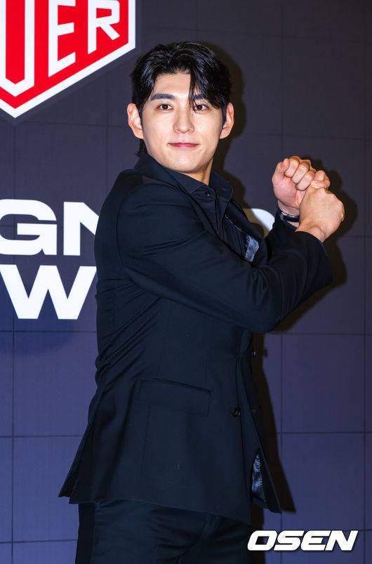 [OSEN=박준형 기자] 5일 오후 서울 강남구 웨스틴 서울 파르나스에서 시계 브랜드 태그호이어 포토월 행사가 진행됐다.이날행사에는 샌프란시스코 이정후와 개그맨 이용주가 참석했다. 이정후가 포즈를 취하고 있다.  2026.01.05 / soul1014@osen.co.kr