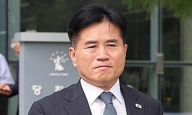 더불어민주당 이병진 의원이 2025년 8월 28일 경기도 수원시 영통구 수원고등법원에서 열린 항소심 선고공판을 마치고 나오고 있다. 연합
