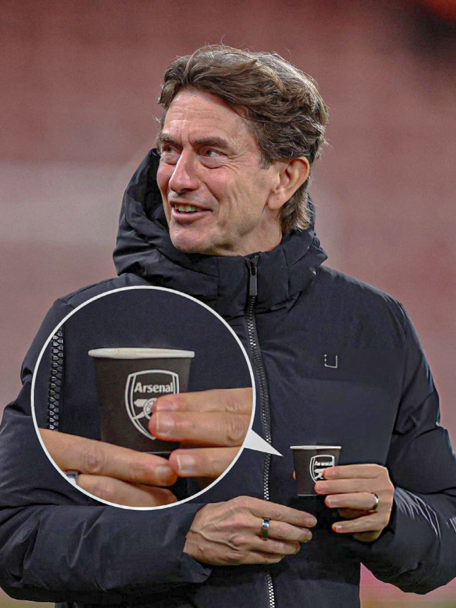 아스널 컵을 들고 경기장에 들어선 토마스 프랭크 토트넘 감독. 나우 아스널 SNS