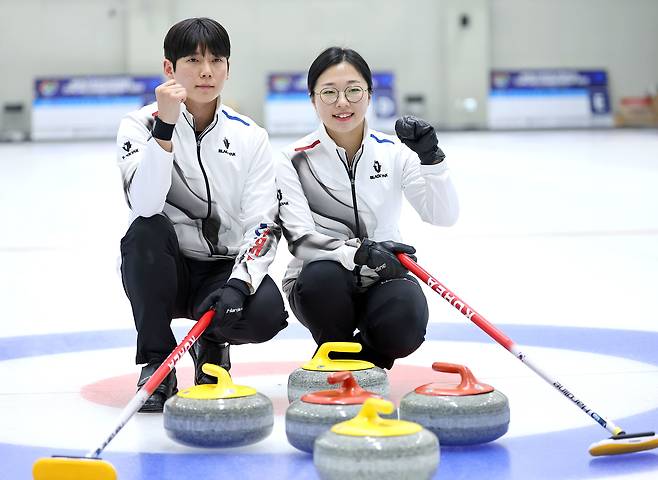 2026 밀라노·코르티나 동계올림픽 컬링 믹스더블에 출전하는 김선영, 정영석이 7일 충북 진천선수촌에서 훈련을 마친 뒤 파이팅을 외치고 있다. 2026.1.7 연합뉴스