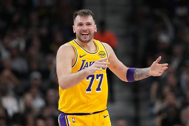 루카 돈치치가 8일 미국 텍사스주 샌안토니오의 프로스트 뱅크 센터에서 열린 샌안토니오 스퍼스와 2025~2026 미국프로농구 정규리그 원정 경기 도중 미소를 짓고 있다.    샌안토니오 | AP연합뉴스