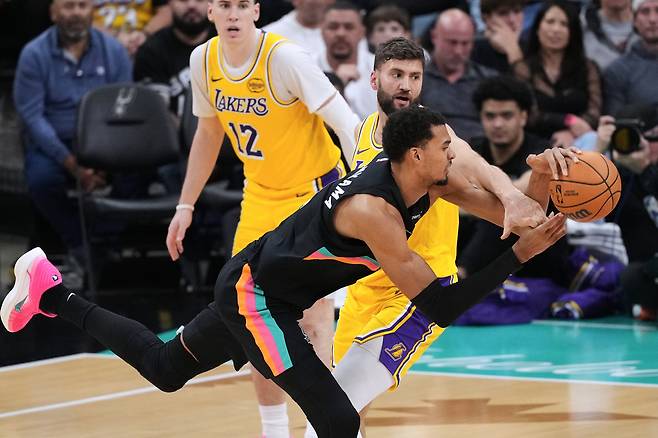 빅터 웸반야마가 8일 미국 텍사스주 샌안토니오의 프로스트 뱅크 센터에서 열린 LA 레이커스와 2025~2026 미국프로농구 정규리그 홈경기에서 파울을 당하고 있다.    샌안토니오 | AP연합뉴스