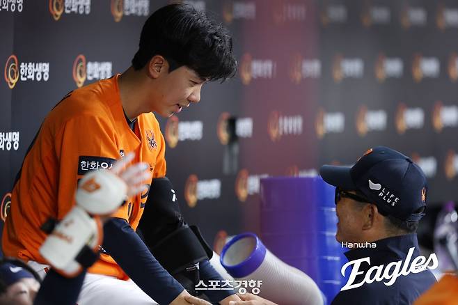 한화 황준서(왼쪽)가 투구를 마친 뒤 양상문 투수코치와 대화하고 있다. 한화이글스 제공