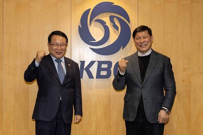 ▲ 왼쪽부터 정헌율 익산시장, 허구연 KBO 총재 ⓒKBO