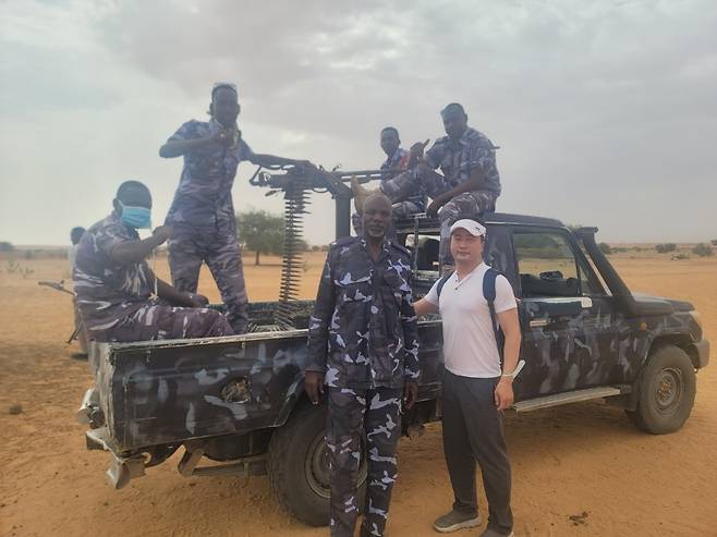무장 경찰과 필자(오른쪽) [김영완 제공. 재판매 및 DB 금지]