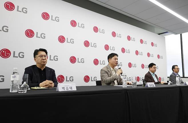 기자간담회 참석한 류재철 CEO (라스베이거스=연합뉴스) 김성민 기자 = 류재철 LG전자 최고경영자(CEO)가 7일(현지시간) 미국 네바다주 라스베이거스 컨벤션센터(LVCC)에서 열린 기자간담회에서 발언하고 있다. 왼쪽부터 백승태 HS사업본부장, 류 CEO, 박형세 MS사업본부장, 은석현 VS사업본부장. 2026.1.8 ksm7976@yna.co.kr