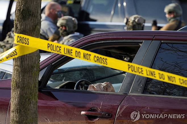 미 미네소타주 ICE 요원 총격사건 현장의 폴리스라인과 차량 [미니애폴리스<미네소타주> 로이터=연합뉴스. 재판매 및 DB 금지]