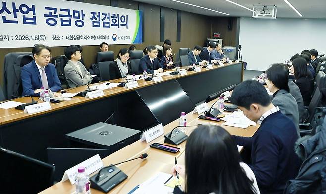 산업부, 산업 공급망 점검회의 (서울=연합뉴스) 윤창현 산업통상부 산업자원안보실장 직무대리가 8일 서울 중구 대한상공회의소 대회의실에서 외교부, 재정경제부, 한국반도체산업협회, 한국철강협회, 대한무역투자진흥공사, 한국수출입은행 등 관련 정부 및 업종별 협·단체, 공급망센터, 유관기관 관계자 등이 참석한 가운데 '산업 공급망 점검회의'를 주재하고 있다. 2026.01.08 [산업통상부 제공. 재판매 및 DB 금지]