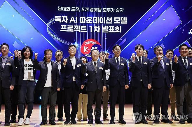 '독자 AI 파운데이션 모델' 1차 발표회 (서울=연합뉴스) 강민지 기자 = 배경훈 부총리 겸 과학기술정보통신부 장관, 임문영 국가인공지능전략위원회 부위원장, 하정우 AI미래기획수석비서관 등이 30일 오후 서울 강남구 코엑스에서 열린 '독자 AI 파운데이션 모델' 프로젝트 1차 발표회에서 기념 촬영을 하고 있다. 2025.12.30 mjkang@yna.co.kr