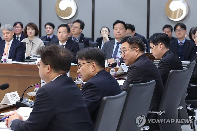 행안부 산하기관 업무보고 (세종=연합뉴스) 김주성 기자 = 윤호중 행정안전부 장관이 8일 정부세종청사에서 산하기관(한국지능정보사회진흥원, 한국지역정보개발원, 한국승강기안전공단)의 업무보고를 받기에 앞서 발언하고 있다. 2026.1.8 utzza@yna.co.kr