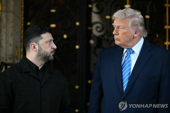 지난해 12월 28일 플로리다에서 만난 미·우크라 정상 [AFP 연합뉴스 자료사진. 재판매 및 DB 금지]