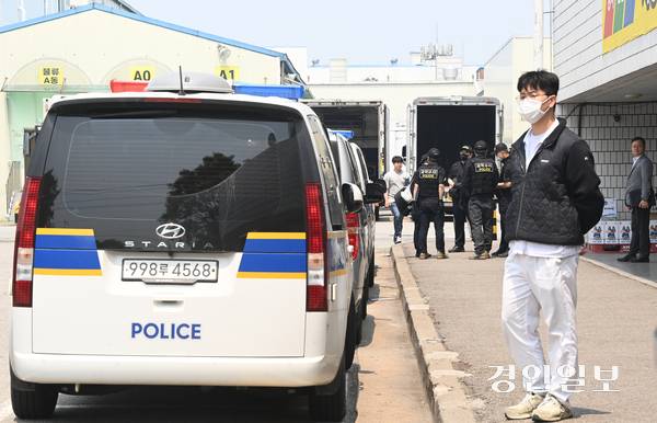지난해 5월19일 시흥시 SPC삼립 시화공장에서 근로자가 숨지는 사고가 발생한 가운데 지난해 5월27일 오후 SPC삼립 시화공장에서 경찰이 합동감식을 준비하고 있다. 2025.5.27 /경인일보DB