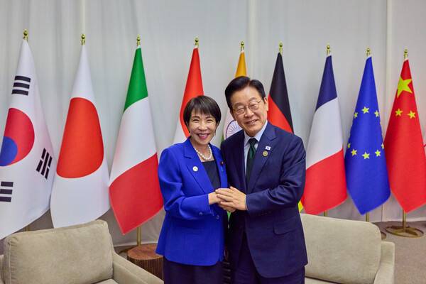 이재명 대통령이 23일(현지시간) 주요 20개국(G20) 정상회의가 열린 남아프리카공화국 요하네스버그 나스렉 엑스포센터에서 다카이치 사나에 일본 총리와 비공식 약식 회담에 앞서 기념촬영을 하고 있다. 공동취재